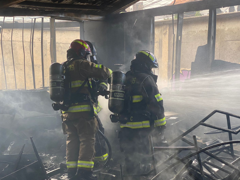 Autoridades reportan que fue controlado un incendio en un colegio fiscal de Quito