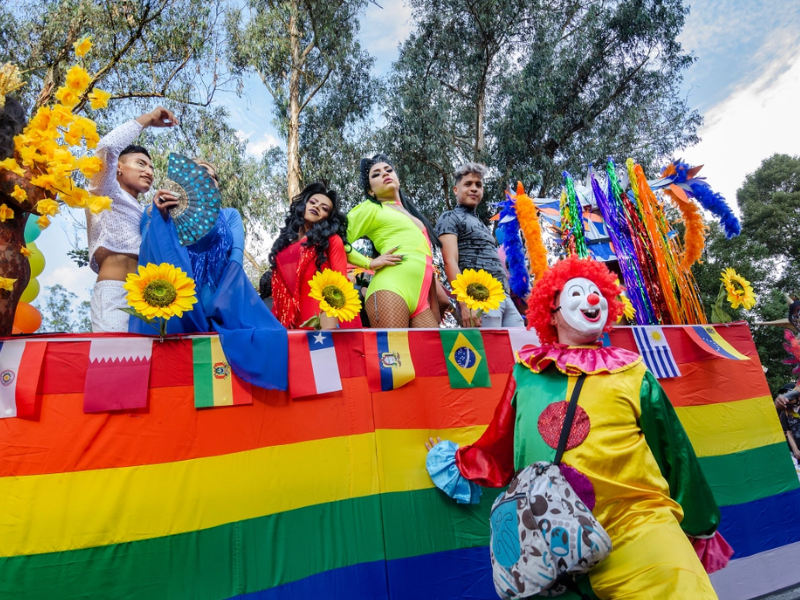 Quito se viste de colores en la Marcha del Orgullo