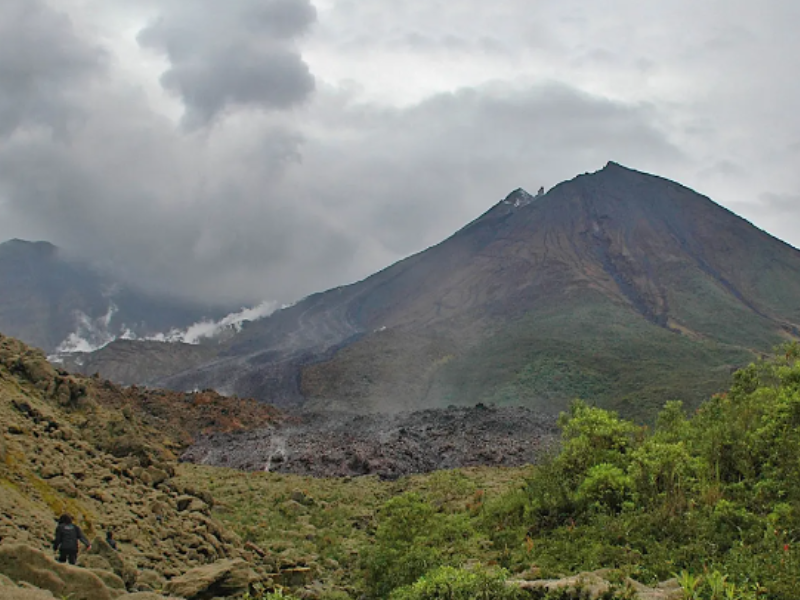 Volcán El Reventador emite ceniza y material incandescente