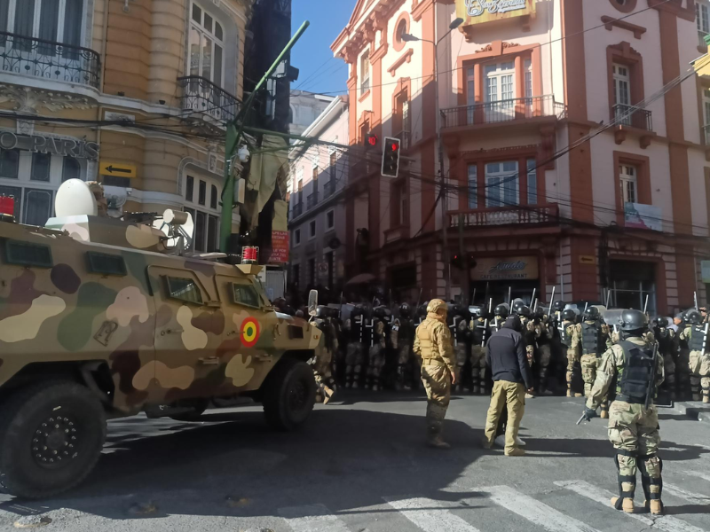 Crisis en Bolivia: Jefe del Ejército amenaza con reemplazar ministros por militares