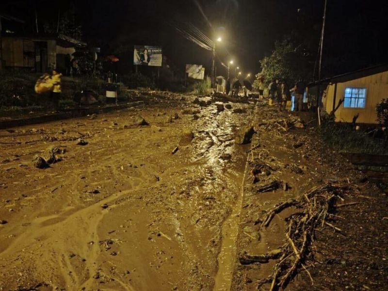 Desborde de una quebrada inhabilita vías y afecta viviendas en El Chaco