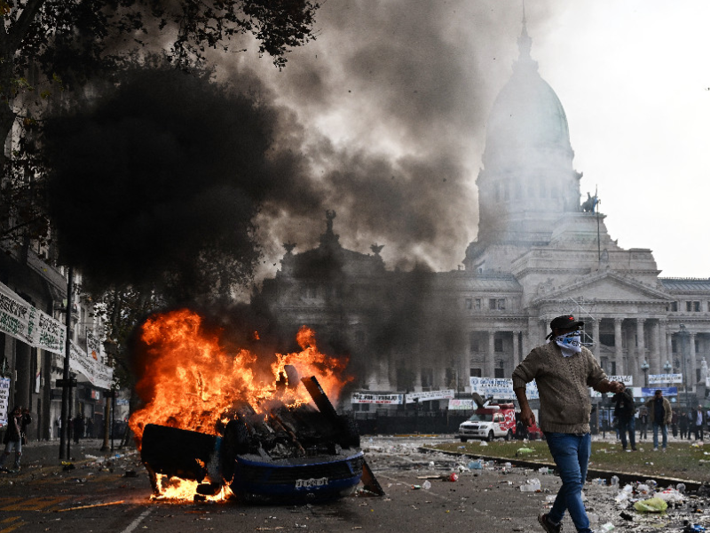 Protestas y 14 detenidos en debate por reformas económicas en Congreso argentino