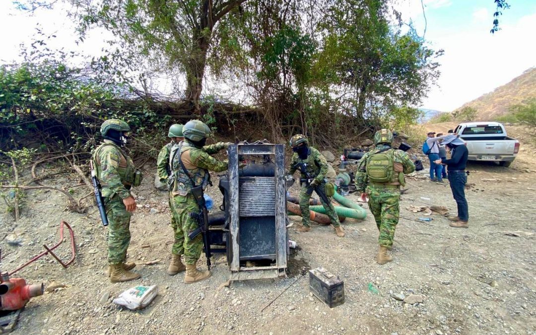 Decomisan maquinaria y explosivos para minería ilegal en Azuay y Loja