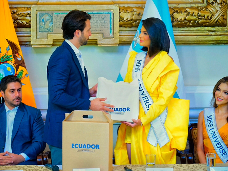 Miss Universo 2023 visita Ecuador y se lleva recuerdos tradicionales del país