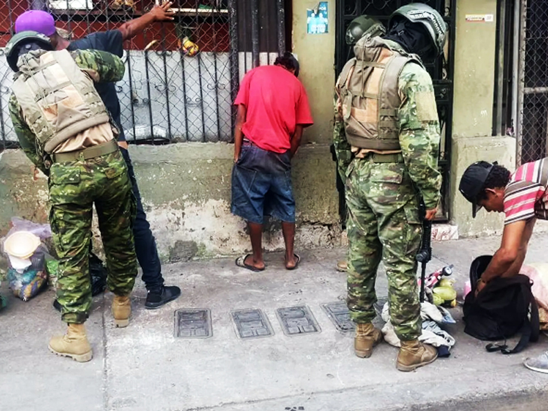 Una casa recuperada y un arsenal hallado en operativos en Guayaquil