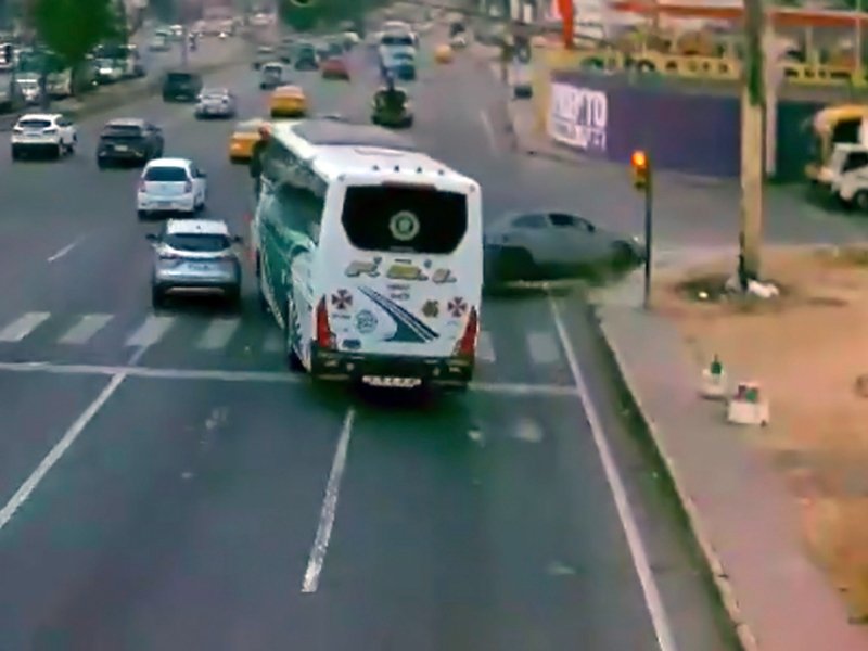¡Por exceso de velocidad! Bus impacta contra vehículo y provoca su volcamiento en Durán