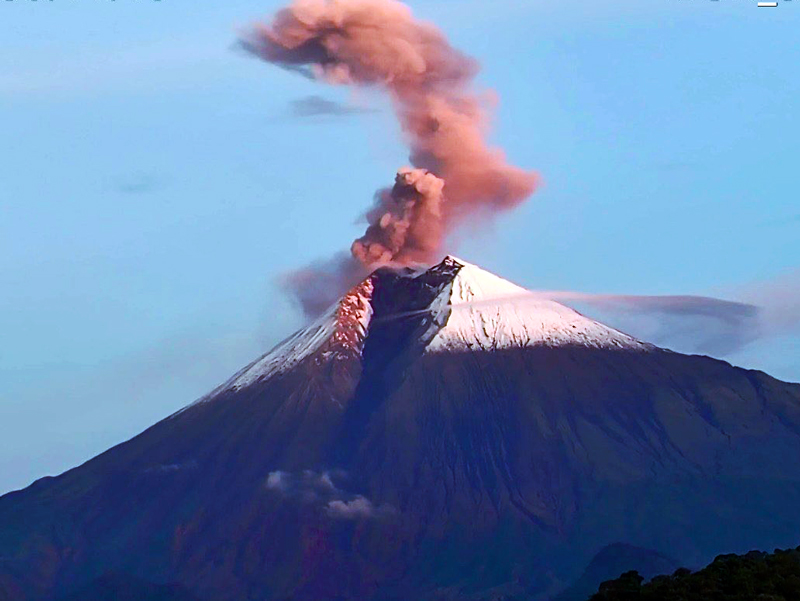Volcán Sangay emana nube de ceniza de 1,5 kilómetros de altura