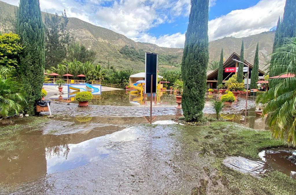 Rio Pisque se desborda en Guayllabamba y la vía Papallacta Pifo mantiene deslizamiento