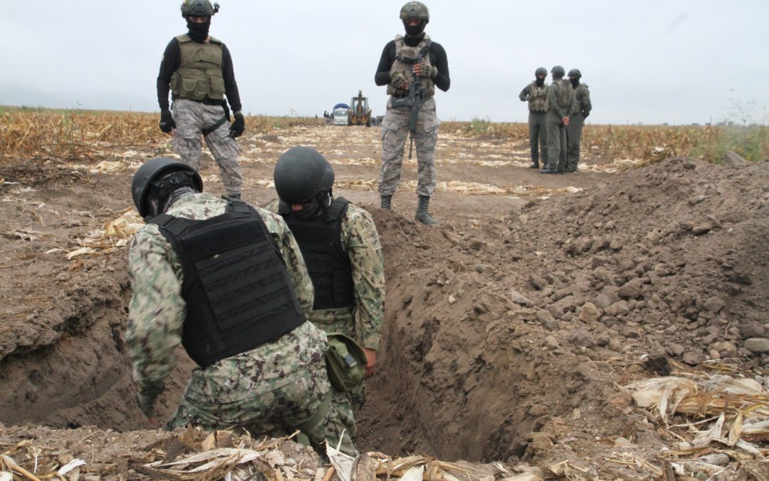 FFAA destruyen una pista clandestina en Montecristi, que servía para el narcotráfico