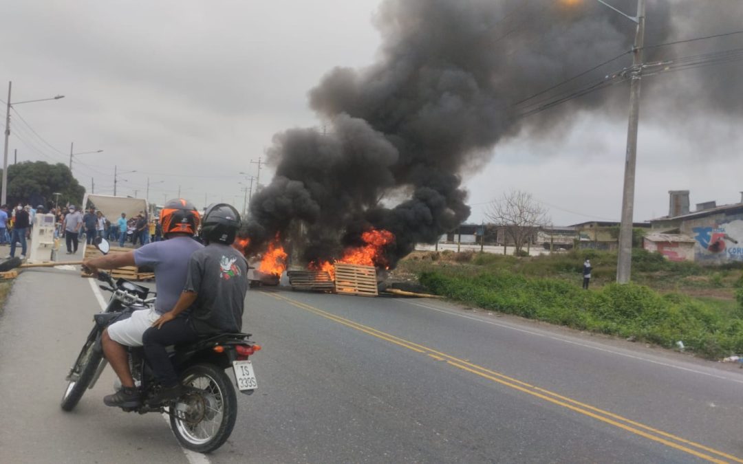 Cierre de la vía Babahoyo-Jujan, ante desatención del gobierno por no pago a clínicas privadas