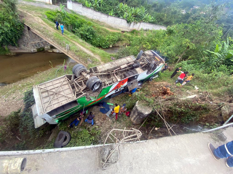 Bus pierde pista y cae de un puente en la Cuenca-Girón-Pasaje
