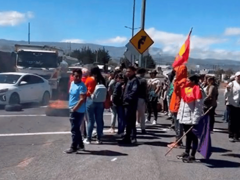 Vía Latacunga-Quito cerrada por protesta contra el alza de la gasolina