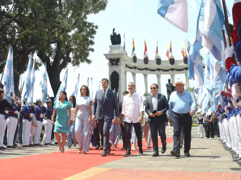 Álvarez y Aguiñaga rinden homenaje en la Rotonda de Guayaquil