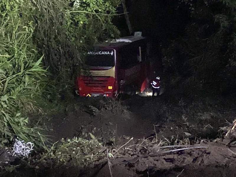 Bus cae a barranco en la vía Alóag-Santo Domingo