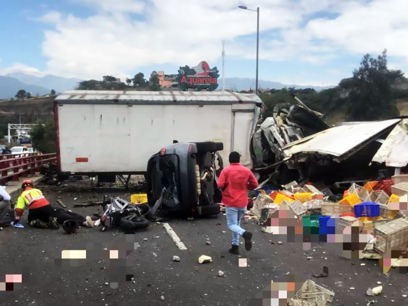 Choque entre seis vehículos livianos, dos camiones y una motocicleta, deja un fallecido y seis heridos en la Ruta Viva