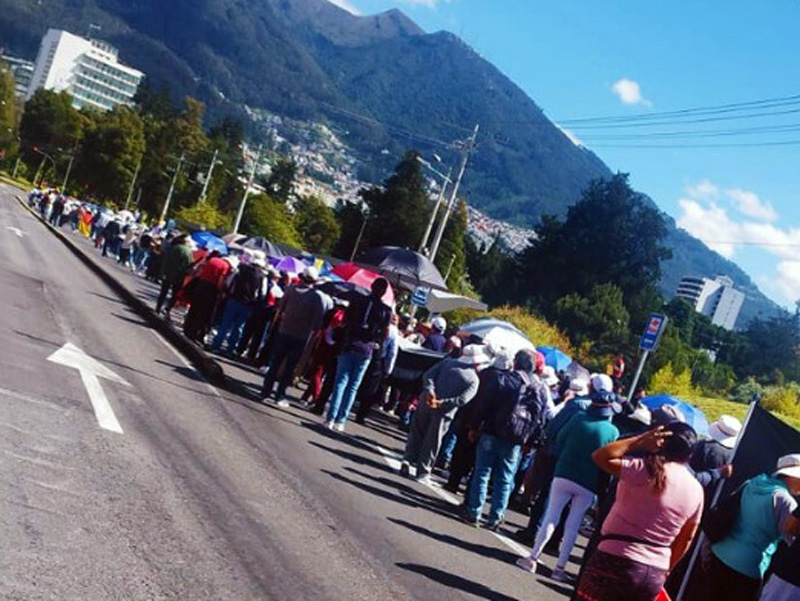 Marcha de jubilados provoca cierres viales en Quito