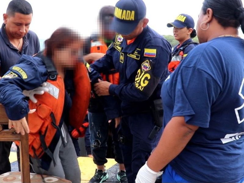 Ecuatoriano es rescatado en naufragio de embarcación con migrantes
