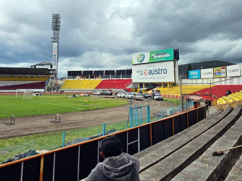 Privados de la libertad hacen mejoras en el estadio de Cuenca