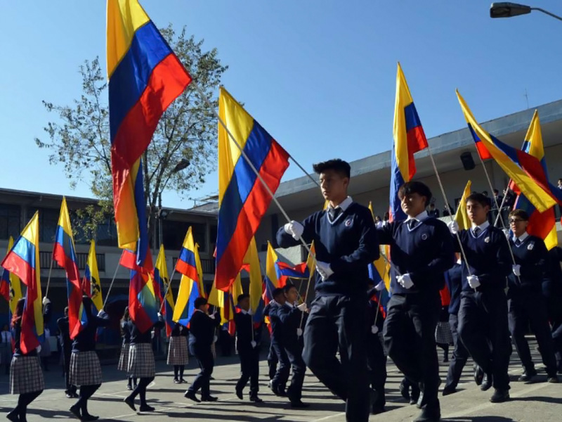 Clases no presenciales en Quito toda la semana; Juramento a la Bandera de posterga por incendios