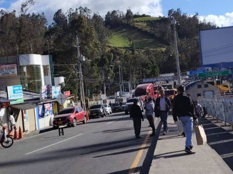 Transportistas de Colombia realizan plantón en el puente Rumichaca