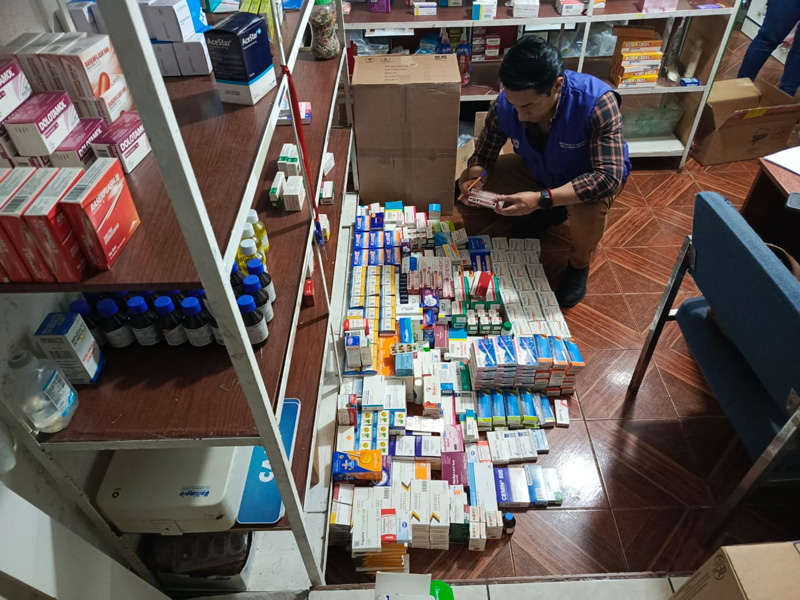 Farmacia que vendía medicamentos caducados y alterados en Quito fue clausurada