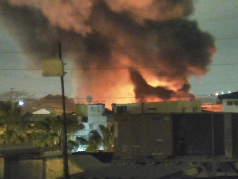 Incendio en vulcanizadora despertó a guayaquileños este martes