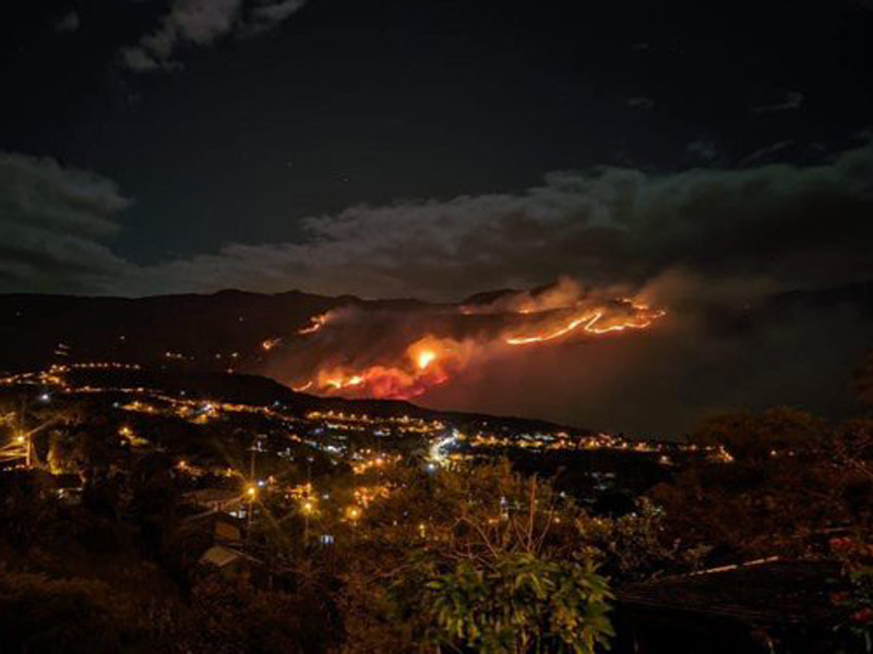 Incendio forestal arrasa con más de 120 hectáreas en el sector Pichanillas, Azuay