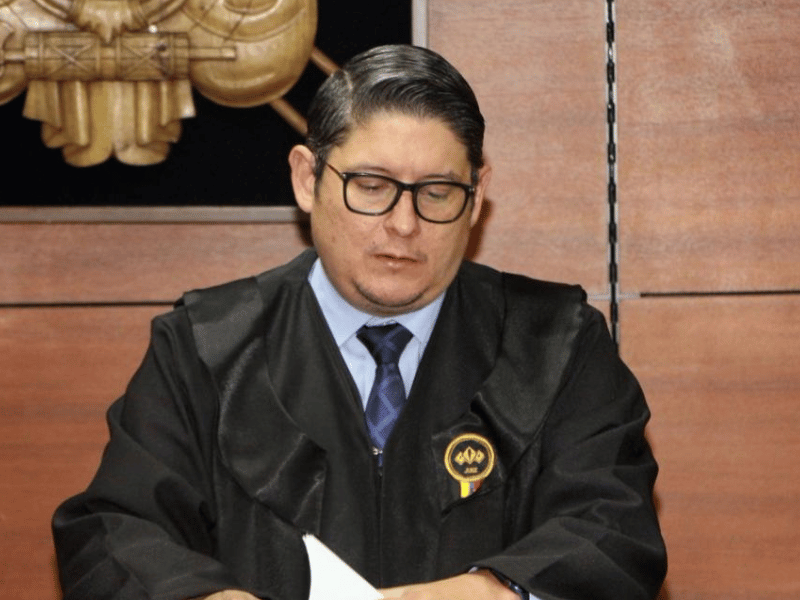 Juez Macías niega sobornos y acusa a Terán de persecución administrativa