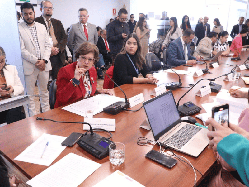 Ministra de Trabajo responde a denuncias sobre supuesta vulneración de derechos