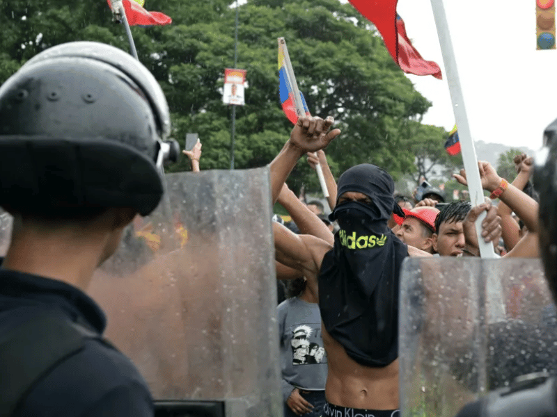 Putin felicita a Maduro, mientras miles de venezolanos protestan y denuncian fraude