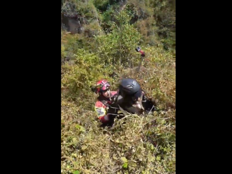 Bomberos de Quito rescatan a dos parapentistas que cayeron en una quebrada