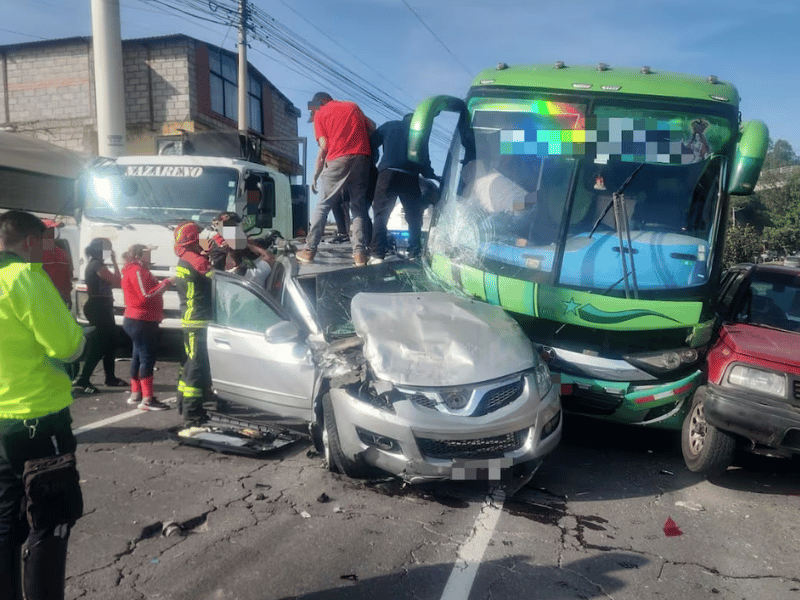 Tres heridos en el choque múltiple en la Av. Simón Bolívar, al ingreso a Nayón