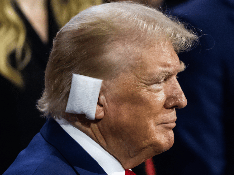 Trump reaparece en público con venda en la oreja tras sufrir ataque