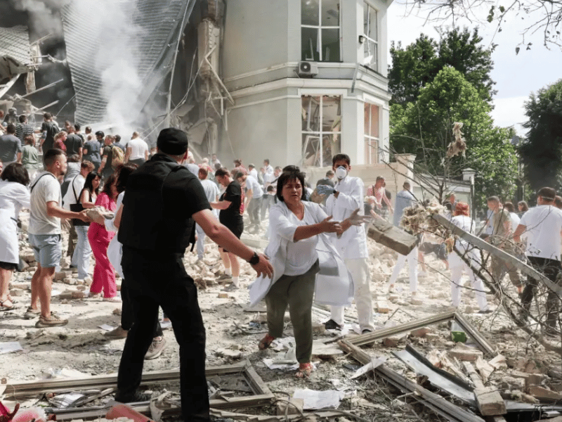 Hospital de niños en Kyiv atacado; 37 muertos en ola de bombardeos rusos en Ucrania