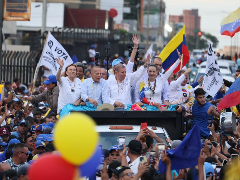 Maduro y González Urrutia cierran sus campañas electorales en Caracas