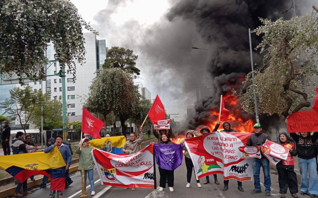 Cierre de vías en el norte y sur de Quito en rechazo al nuevo precio de gasolinas