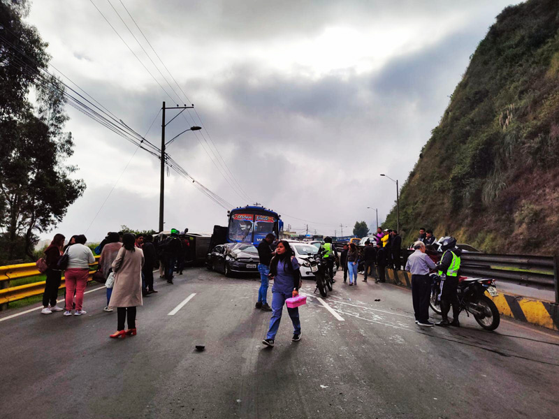 Ocho vehículos involucrados en accidente en la autopista General Rumiñahui