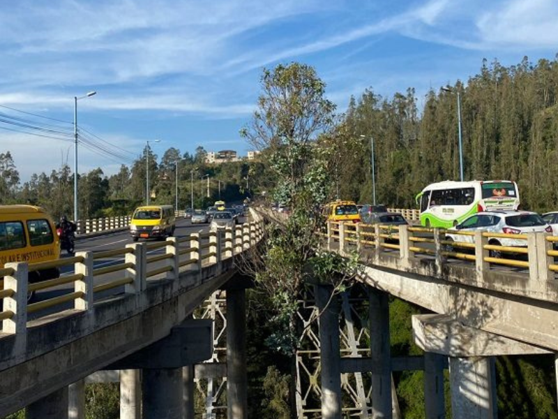 Por emergencia, carriles central y derecho de la Simón Bolívar están cerrados, de norte a sur