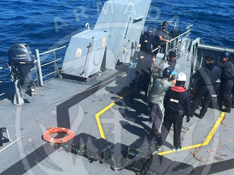 Armada intercepta cinco embarcaciones con 4,5 toneladas de droga en Galápagos