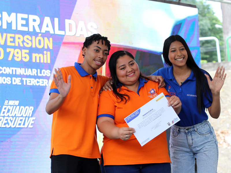 Presidente Daniel Noboa entrega becas para Educación Superior en Esmeraldas