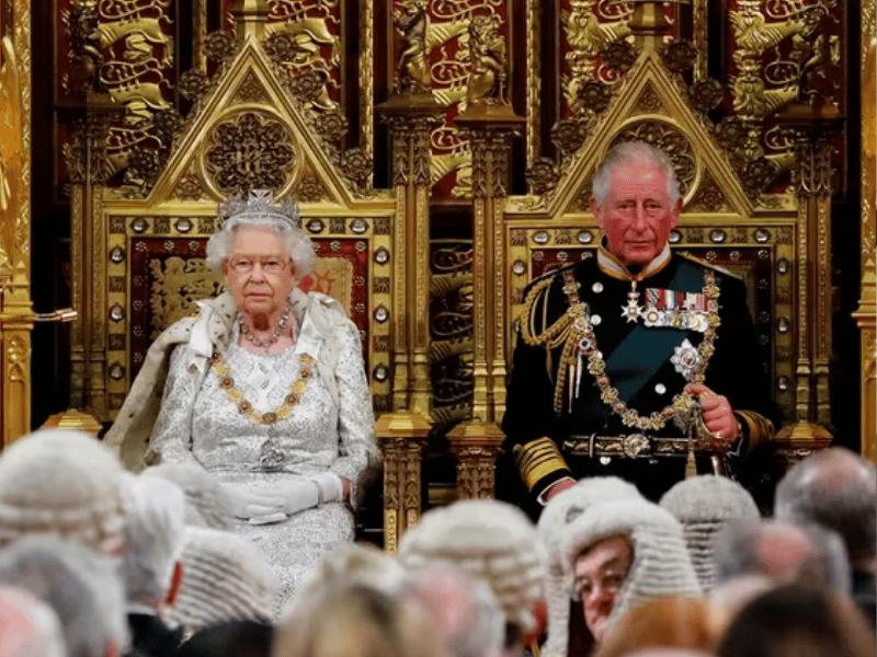 La insólita herencia que recibió Carlos III tras la muerte de la reina Isabel