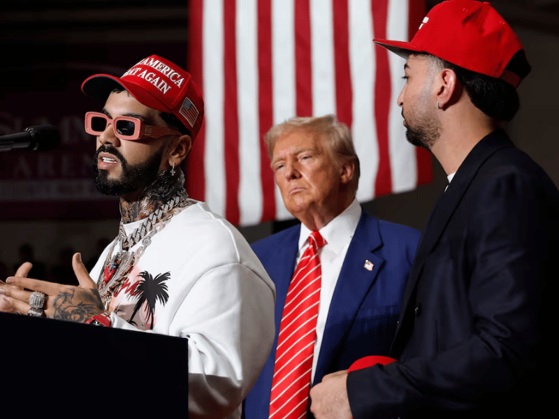 Anuel AA y Justin Quiles aparecen junto a Donald Trump en un mitin