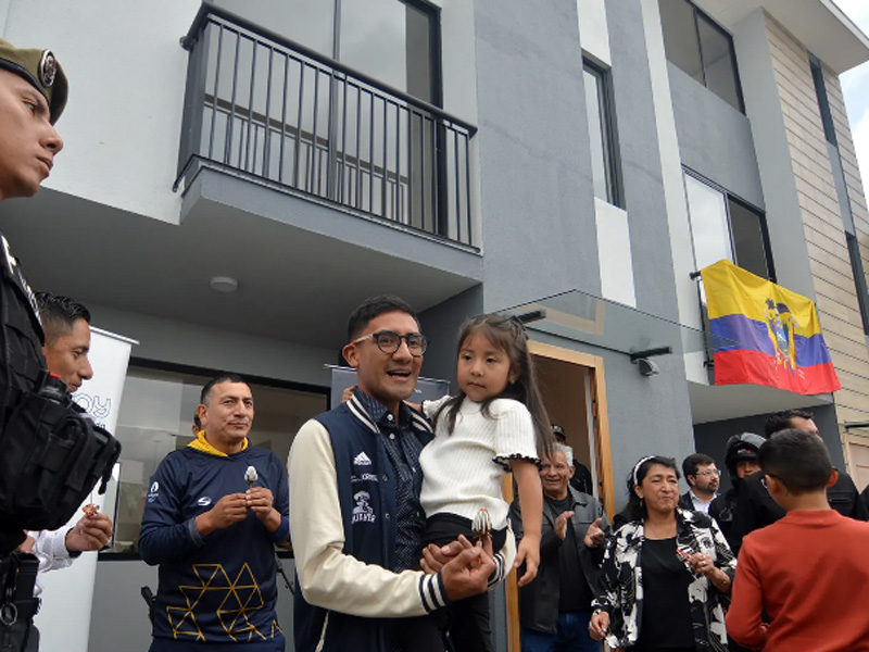 Los medallistas olímpicos Daniel Pintado y Glenda Morejón reciben casas