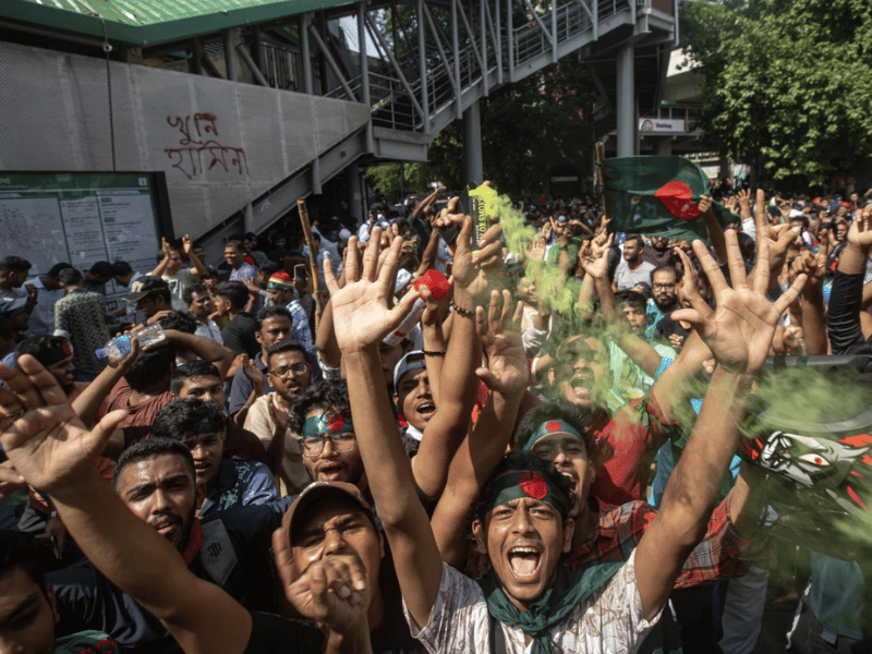 Protestas derrocan al gobierno de Bangladesh y causan exilio de primera ministra