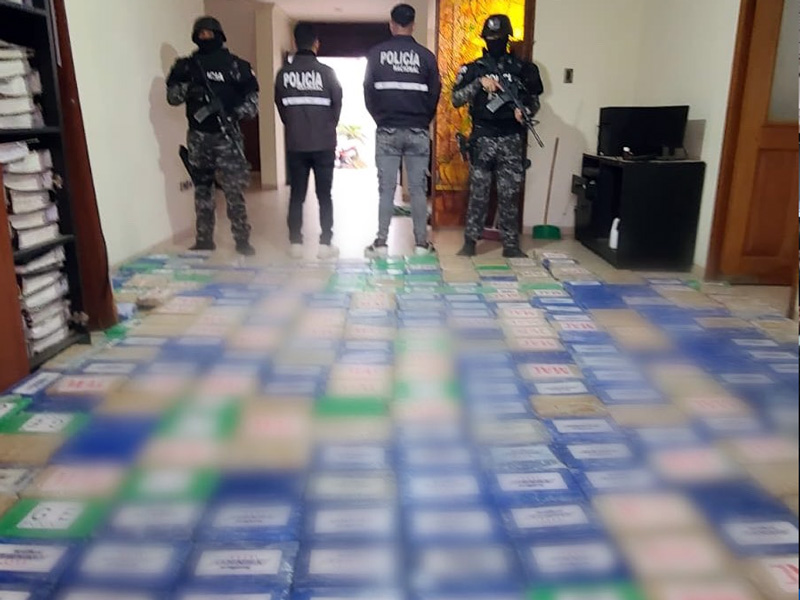 Manabí: Decomisan USD 14.5 millones de droga en una lancha 