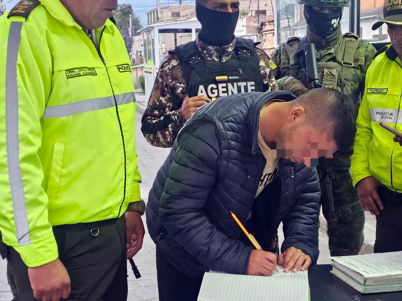 Ecuador entrega a Colombia un presunto guerrillero detenido en Tulcán