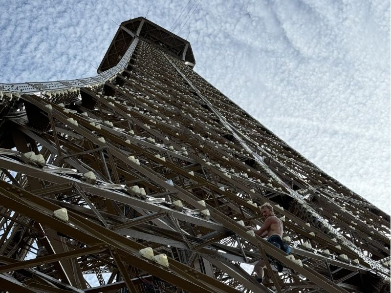 Escalador imprudente causa un susto en la Torre Eiffel, antes del cierre de los JJOO de París