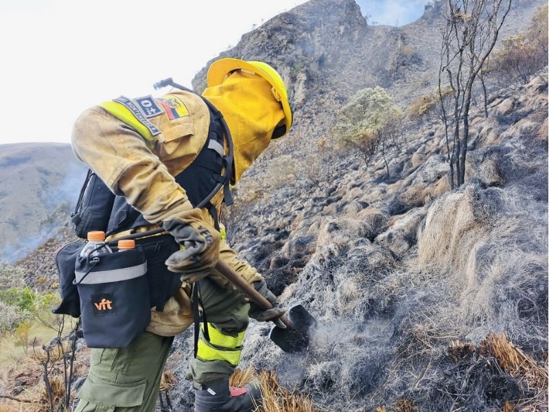 Incendio forestal en laderas del Pichincha lleva más de 40 horas activo