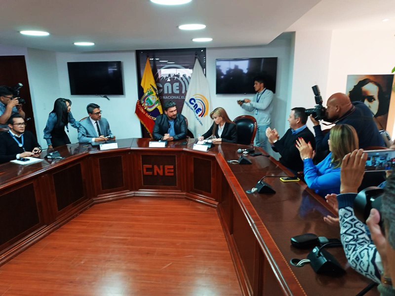 Jan Topic y Mishell Calvache oficializan su candidatura presidencial ante el CNE