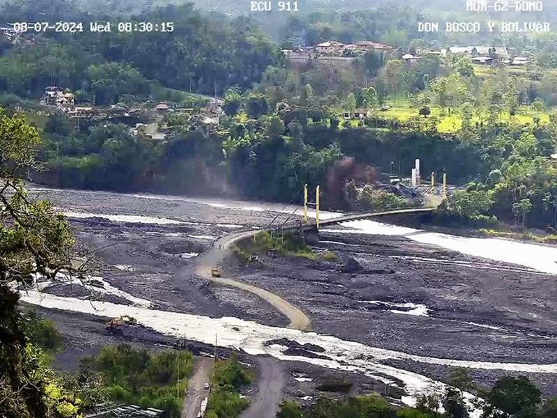 La vía Macas-Puyo fue cerrada por el desbordamiento del río Upano